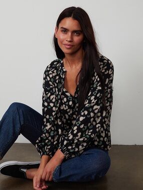 Velvet by Graham & Spencer Lillian blouse Size Large Viscose Green Black Flowy